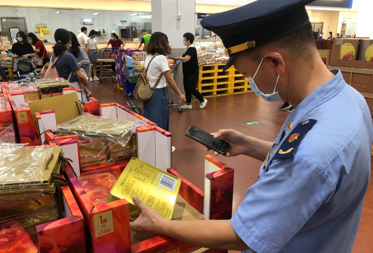 番禺區市場監管局執法人員檢查月餅包裝
