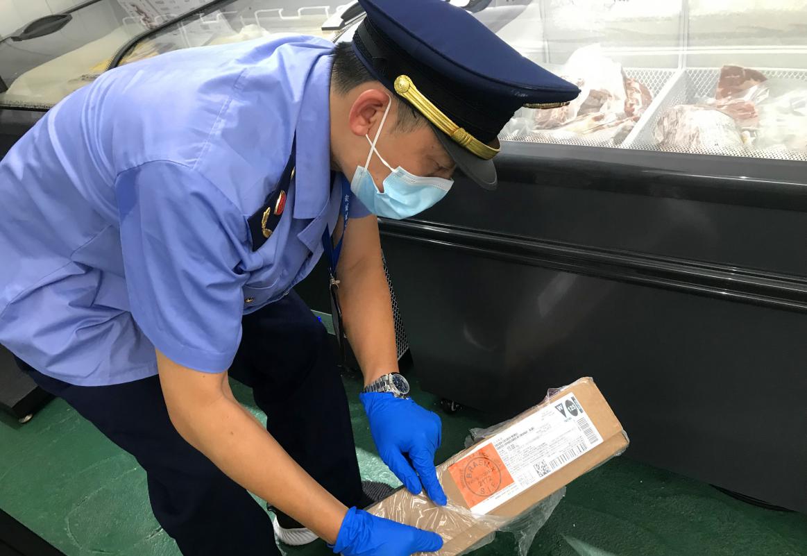 番禺區市場監管局執法人員檢查冷凍食品外包裝